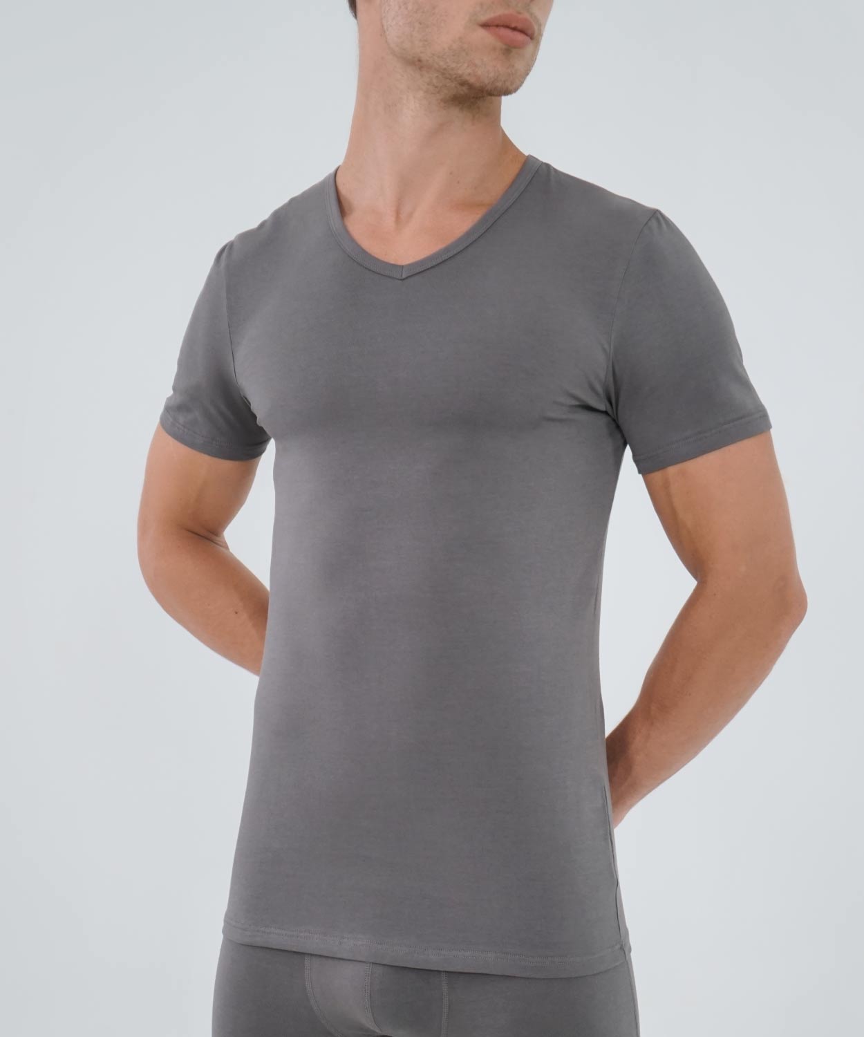 T-Shirt V Neck - Essentials