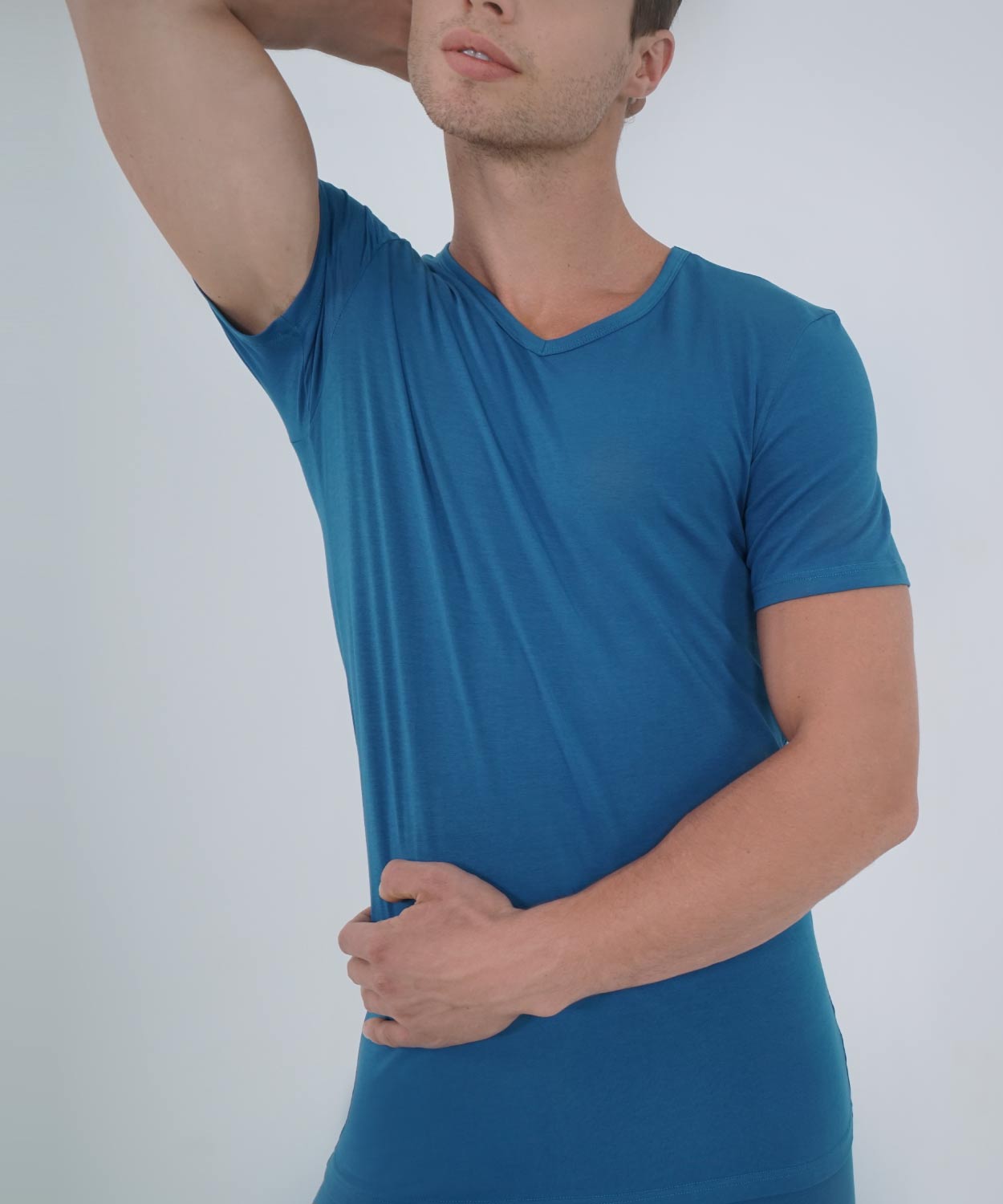 T-Shirt V Neck - Essentials